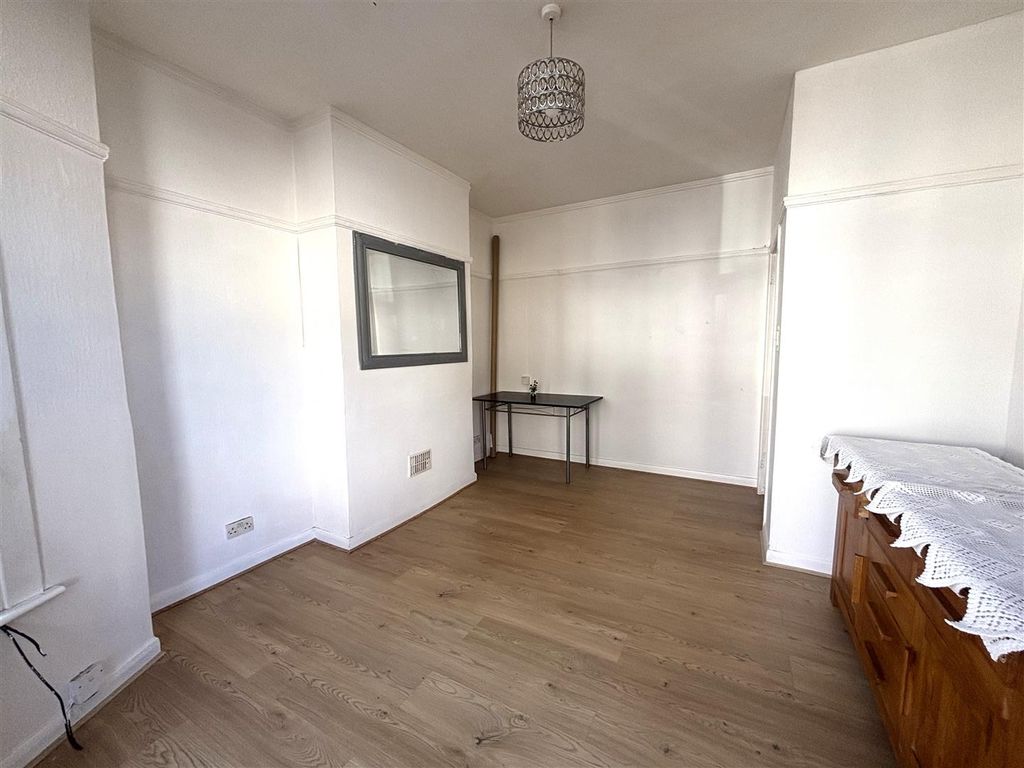 Property photo 3 of 9 Rayleigh Living .Jpg