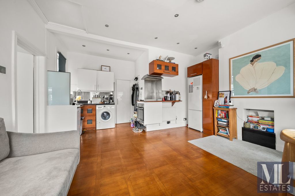 Property photo 3 of 8 Photo 9