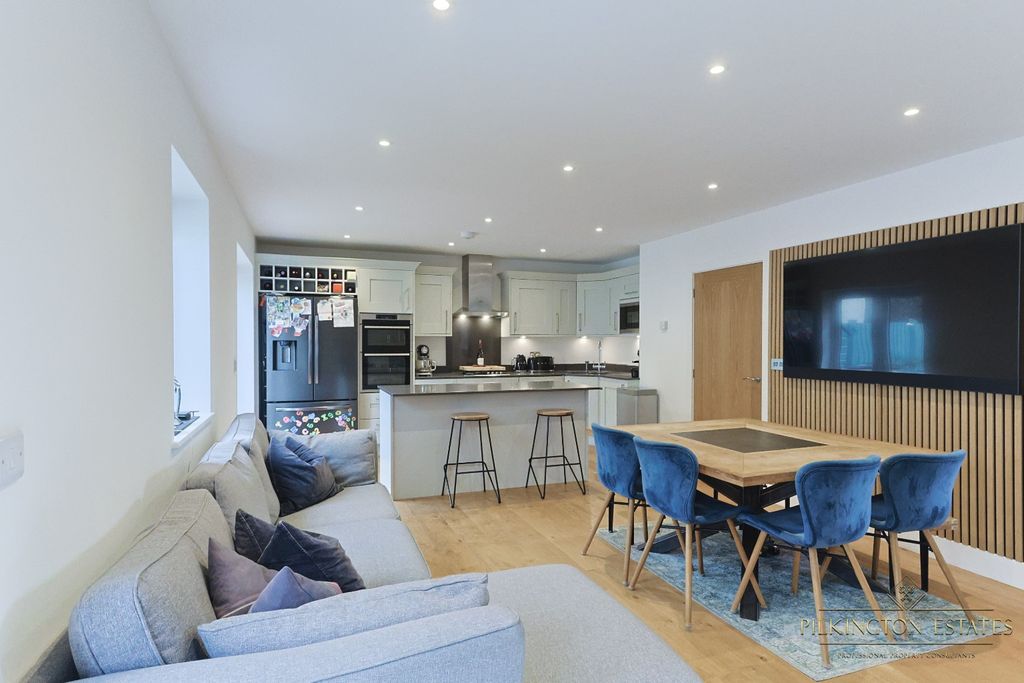 Property photo 2 of 16 4685523