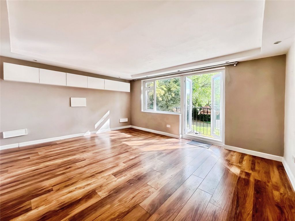 Property photo 1 of 10 Lounge