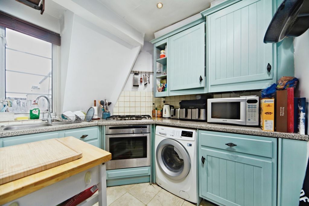 Property photo 3 of 17 Kitchen