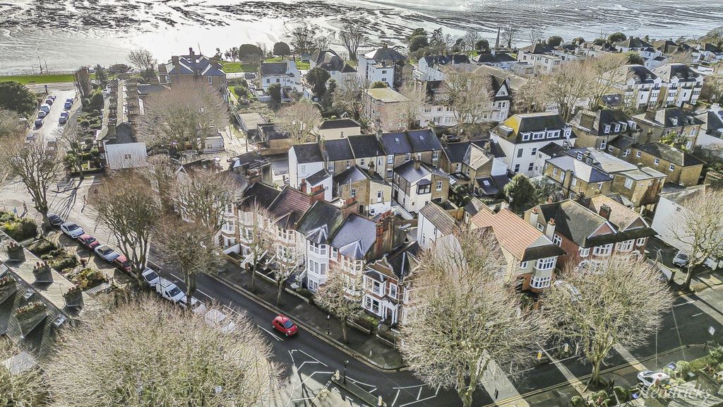 Property photo 2 of 27