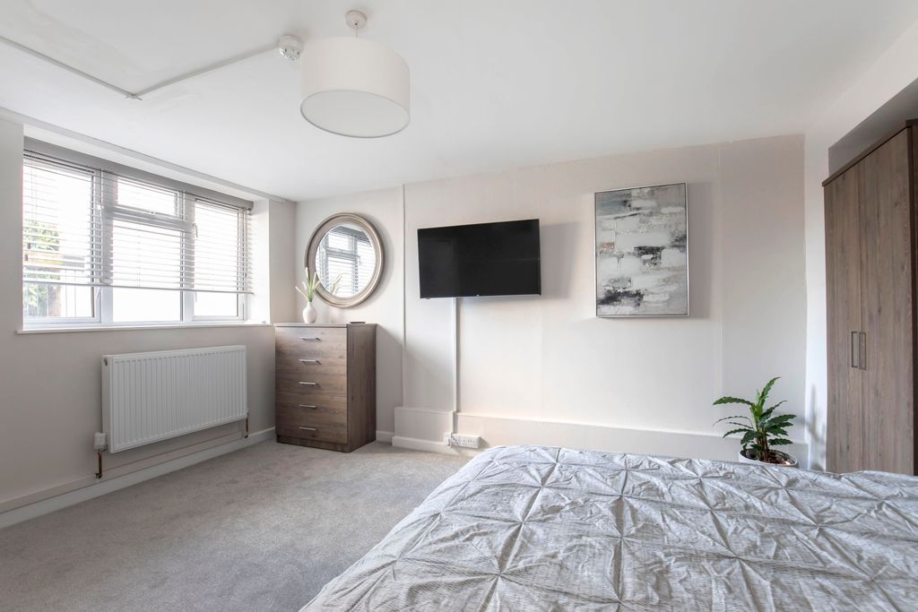 Property photo 2 of 8 Flat 2, 133 St Georges Rd-02