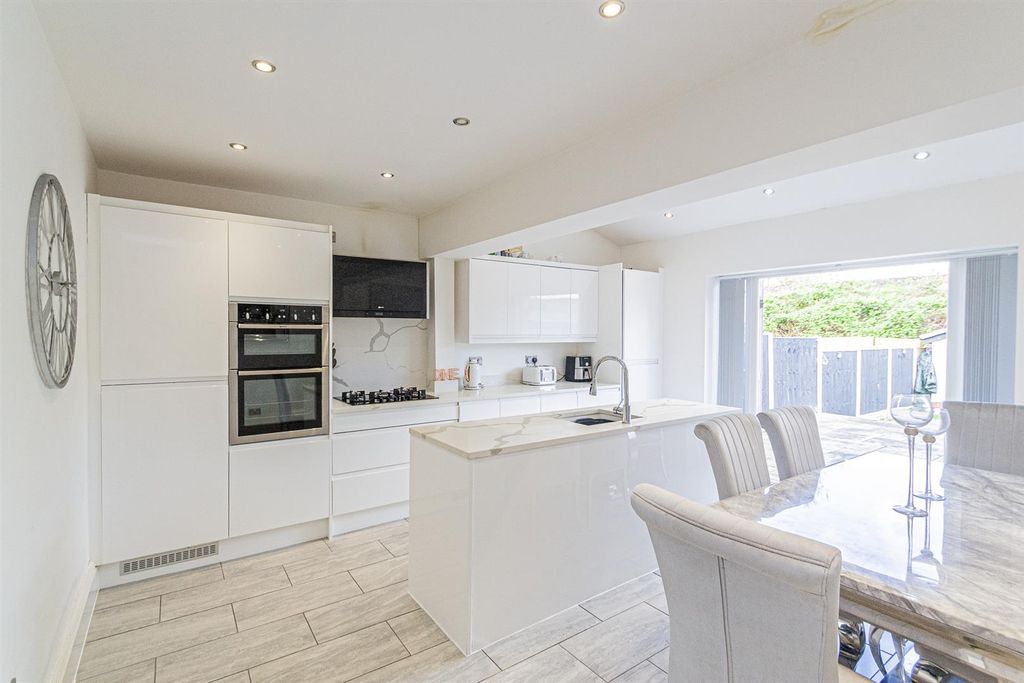 Property photo 2 of 10 Dining Kitchen