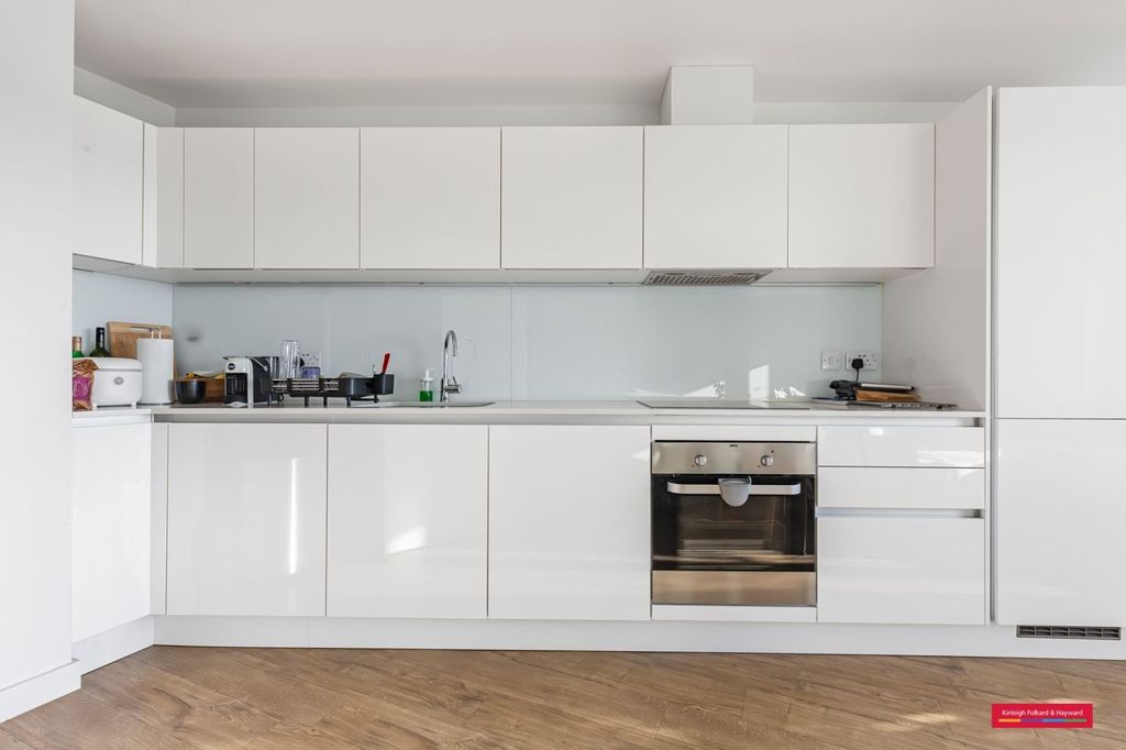 Property photo 2 of 8 Picture No. 15