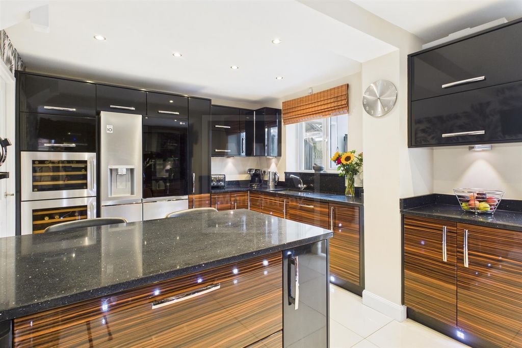Property photo 2 of 19 Kitchen