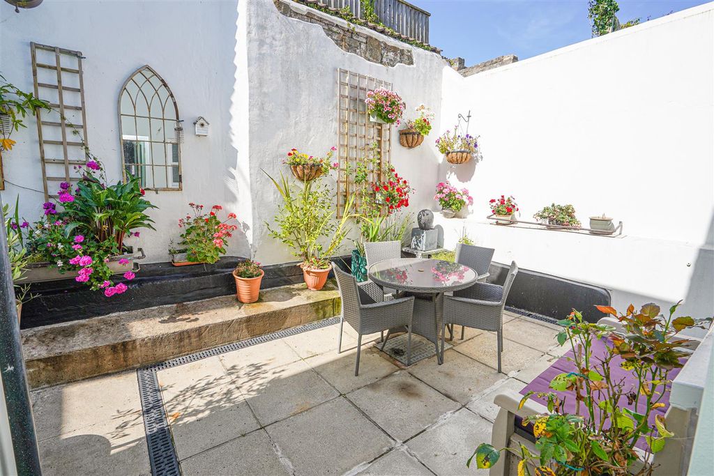 Property photo 2 of 28