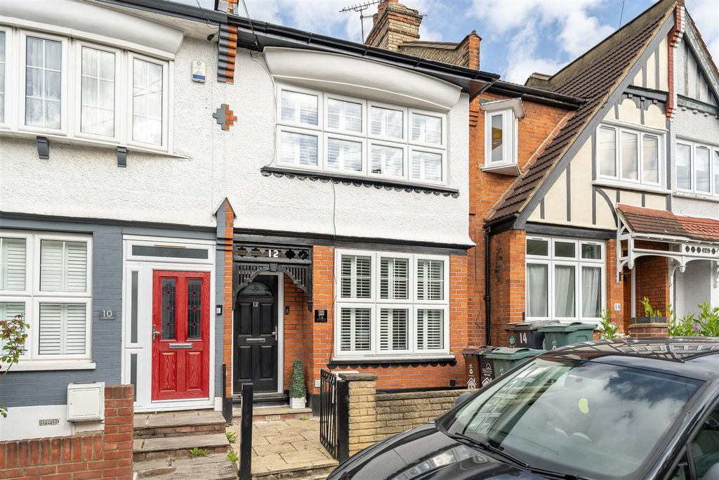 Property photo 1 of 24 Lyndhurst Road, E4