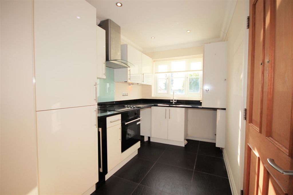 Property photo 3 of 21 Fitted Kitchen