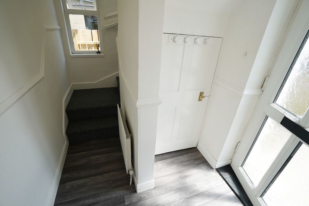 Property photo 3 of 10 Entrance Hall