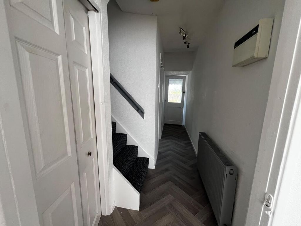 Property photo 2 of 19 Hallway