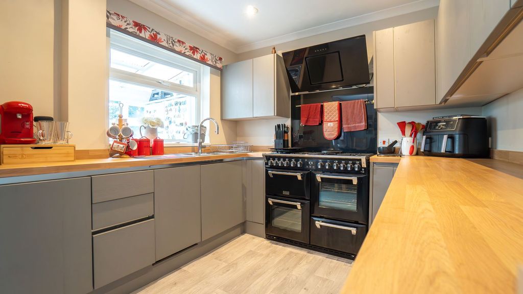 Property photo 3 of 16 Kitchen
