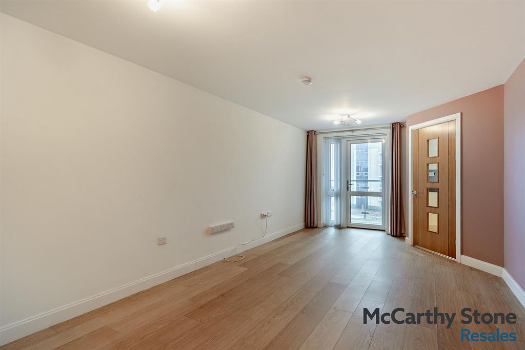 Property photo 2 of 22 8694909-Interior08-800.Jpg
