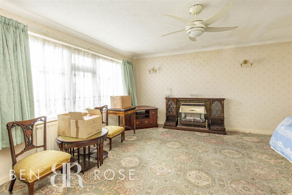 Property photo 3 of 18 Lounge