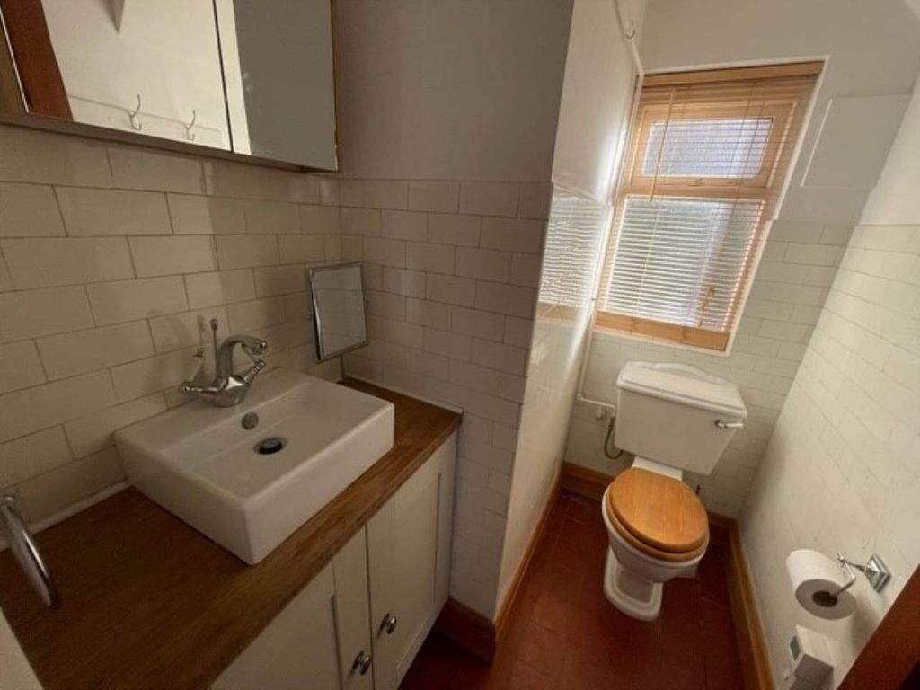 Property photo 3 of 14 Links Rd 32 Cloakroom