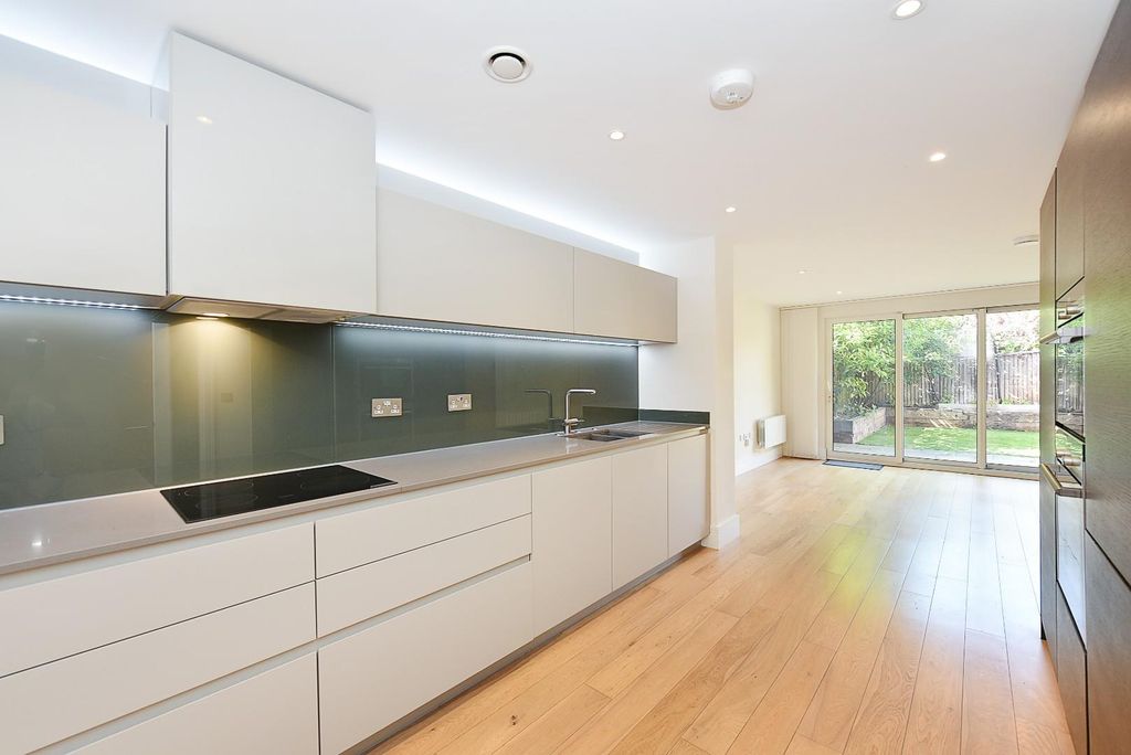 Property photo 2 of 15 11 Sir Alexander  Close (16).Jpg