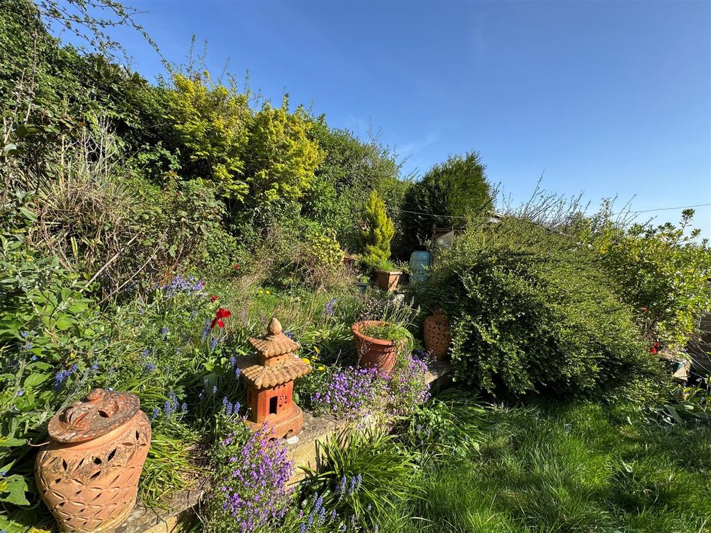 Property photo 3 of 14 Garden (1).Jpg
