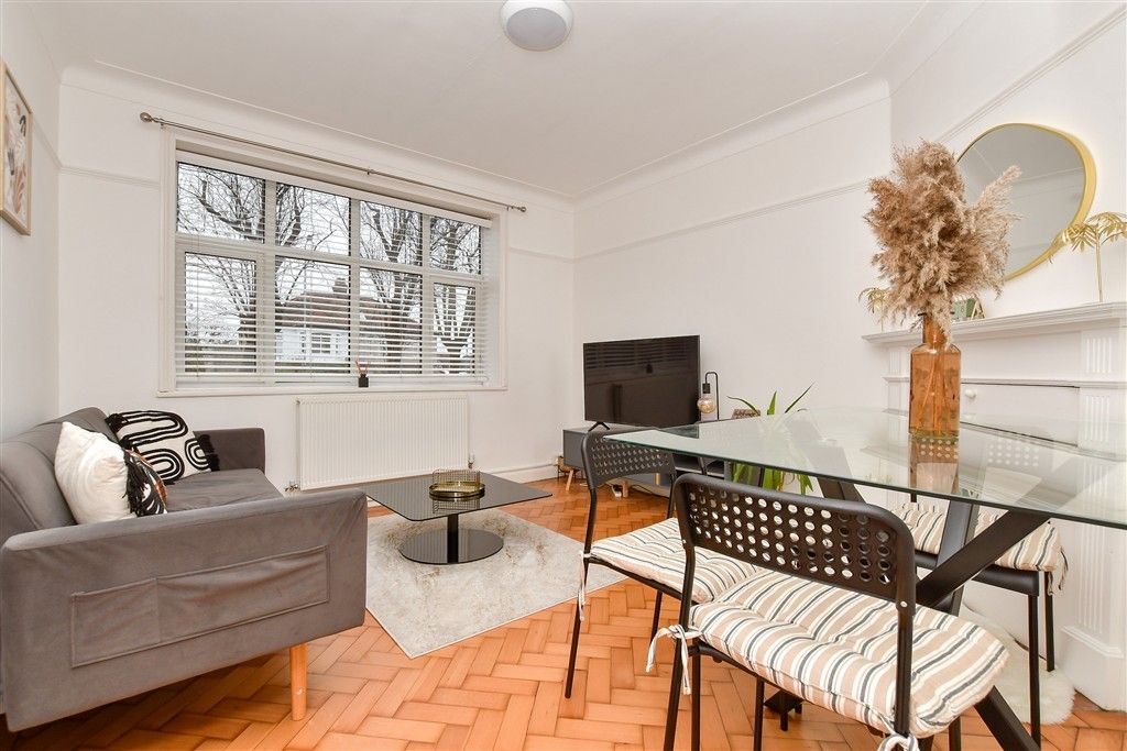 Property photo 3 of 16 Lounge