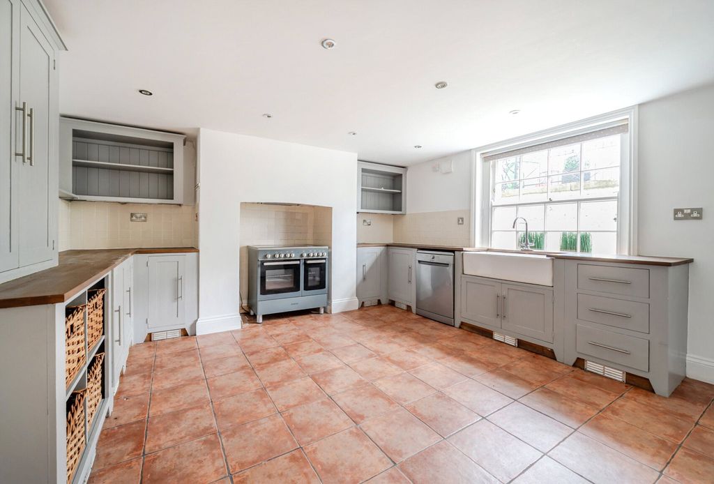 Property photo 1 of 10 Kitchen