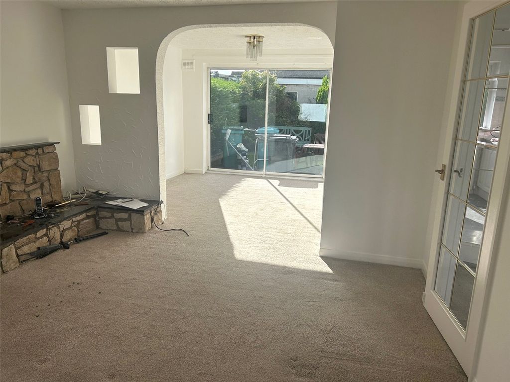 Property photo 3 of 11 Lounge/ Dning Area