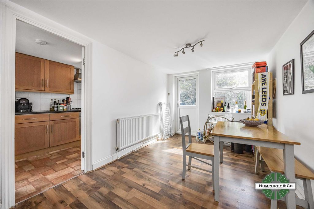 Property photo 3 of 13 96A Glenarm Road -007.Jpg