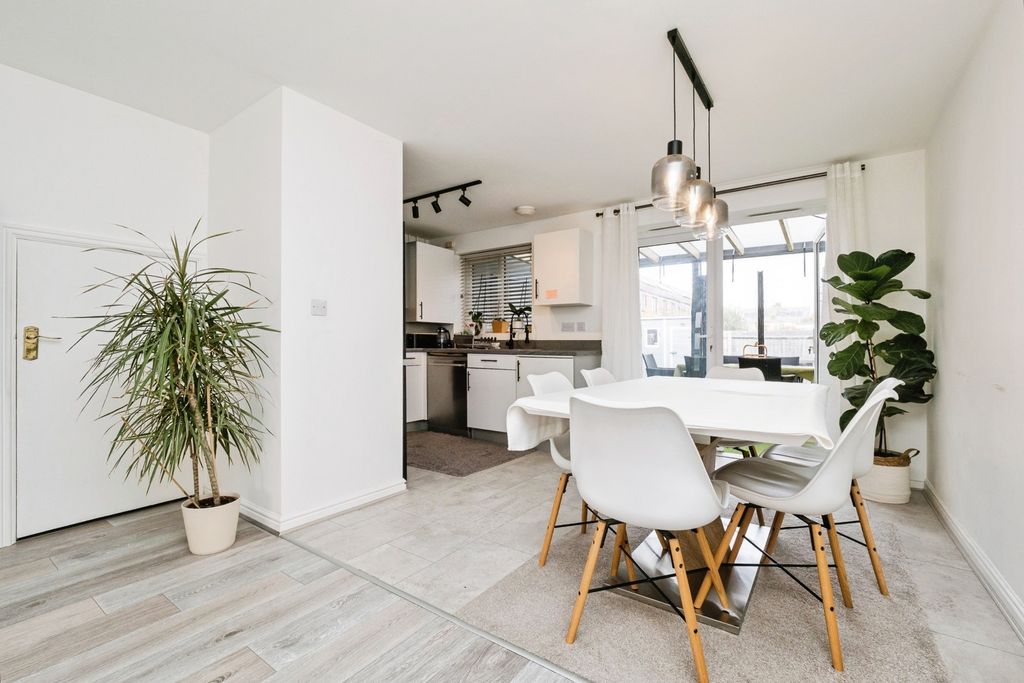 Property photo 3 of 17 Dining Area