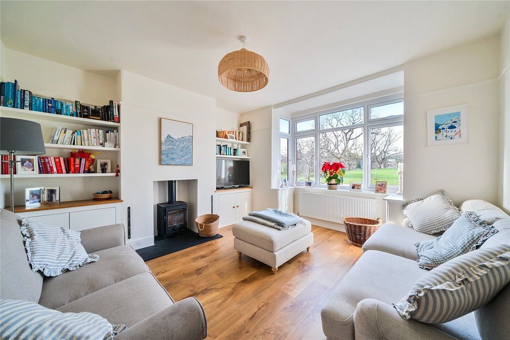 Property photo 2 of 15 Lounge