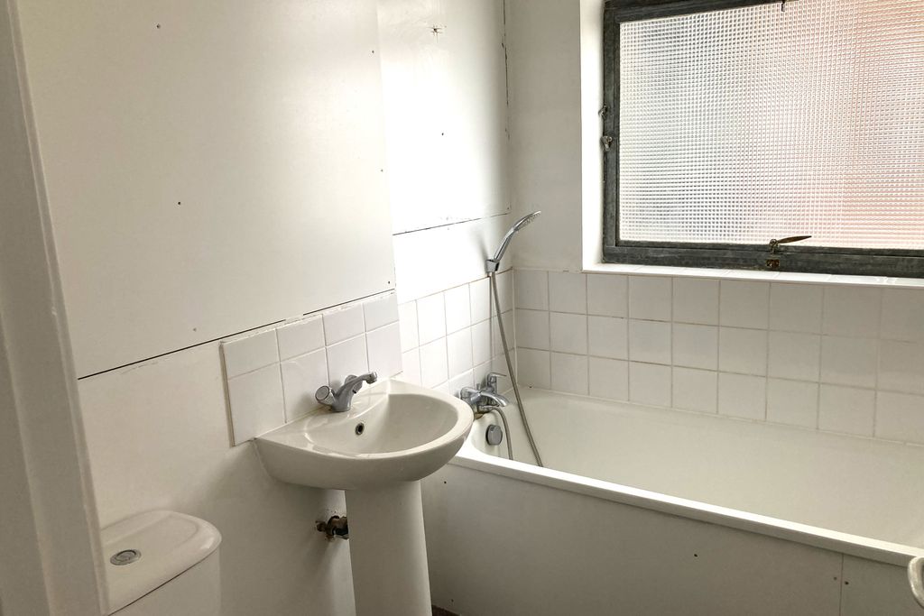 Property photo 2 of 13 Flat 25, Drake Court, Tylney Avenue, London Se19 1Lw