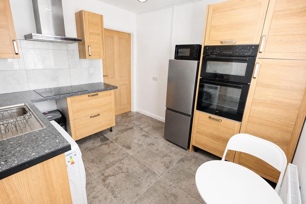 Property photo 3 of 6 Kitchen
