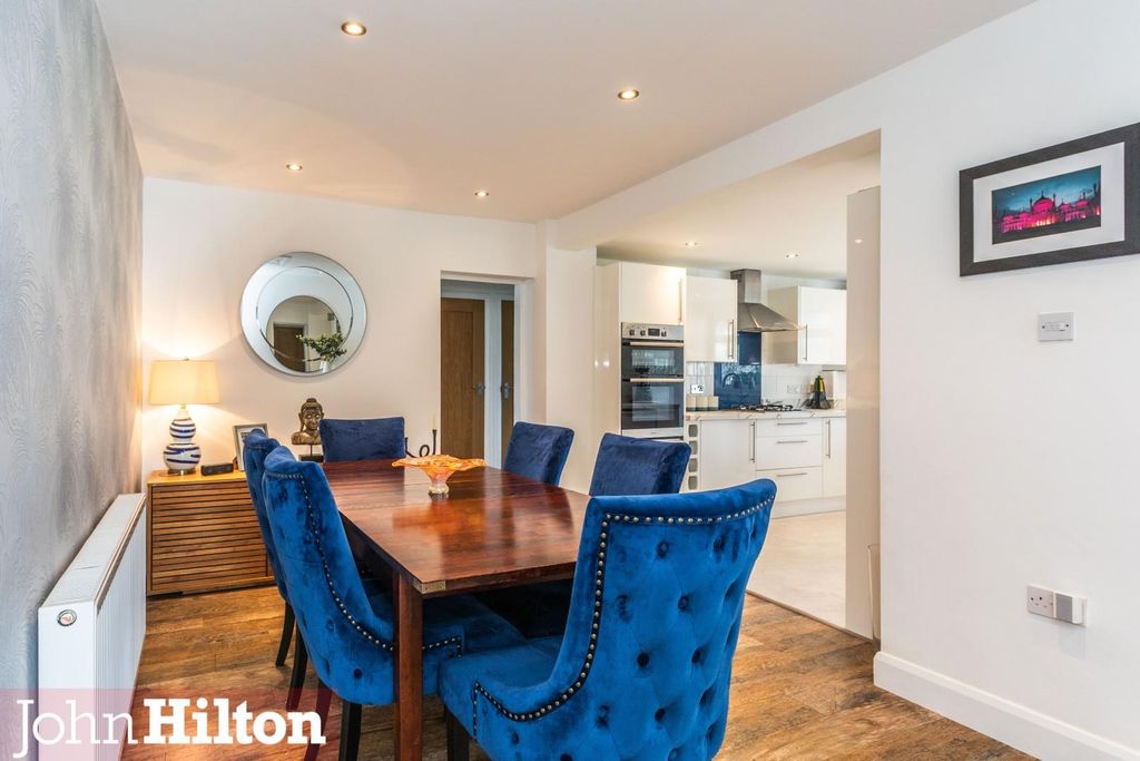 Property photo 3 of 23 Fairlight Avenue55.Jpg