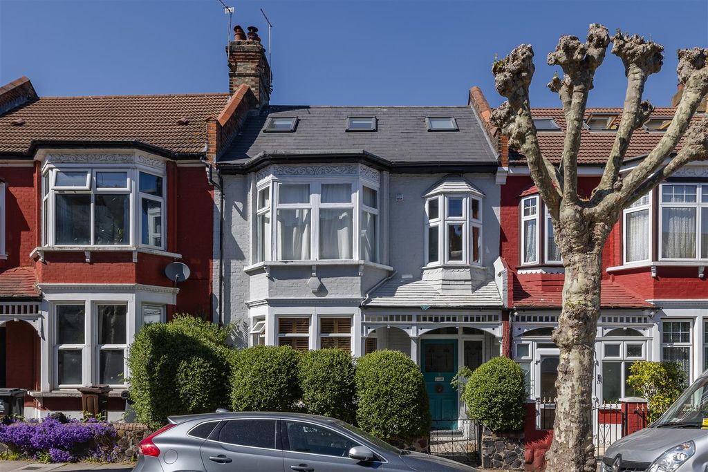 Property photo 1 of 34 Cleveleys Road, E5
