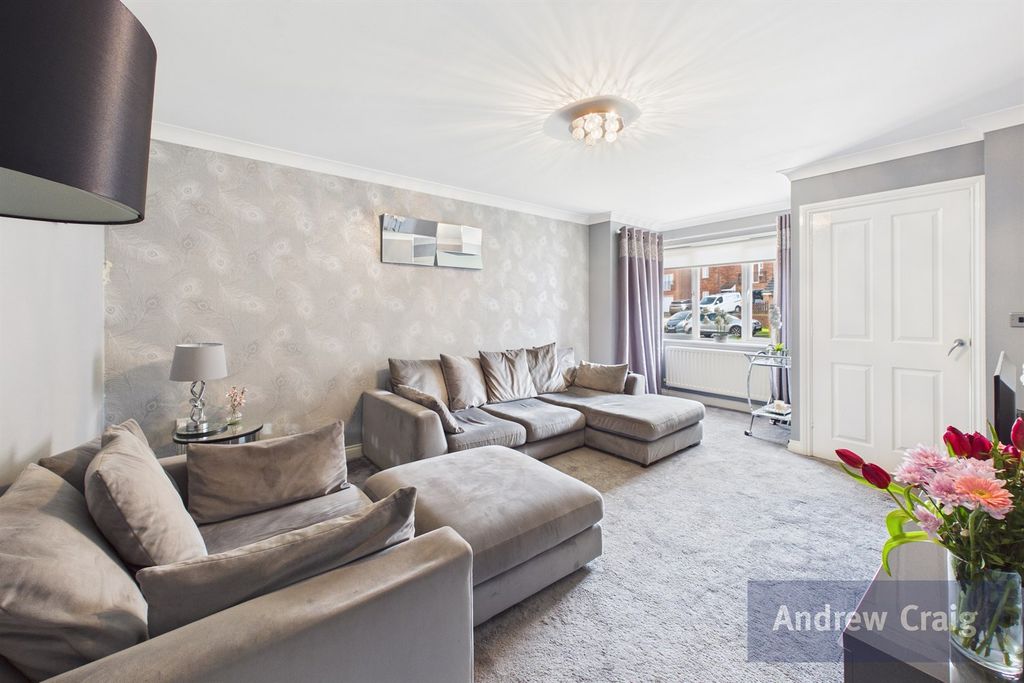 Property photo 2 of 20 Lounge