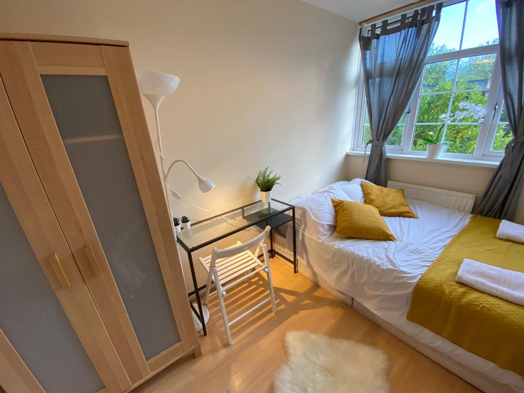 Property photo 2 of 16 Room 3- £750 Available From 01/05/2025