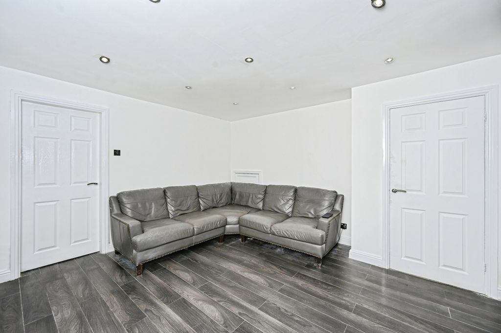 Property photo 2 of 19 Lounge