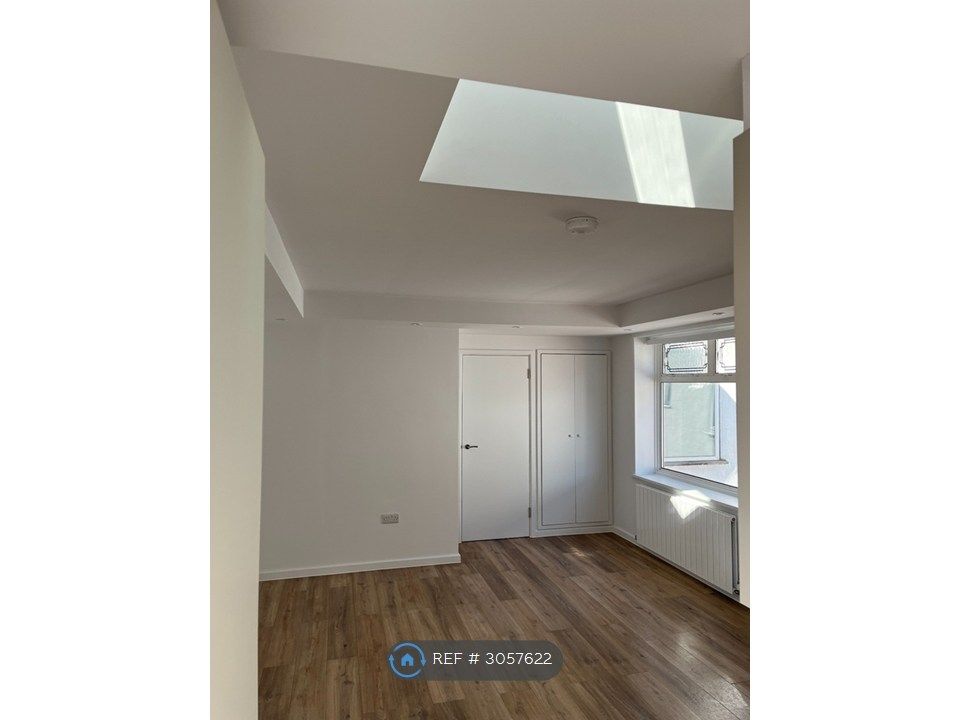 Property photo 3 of 10 Living