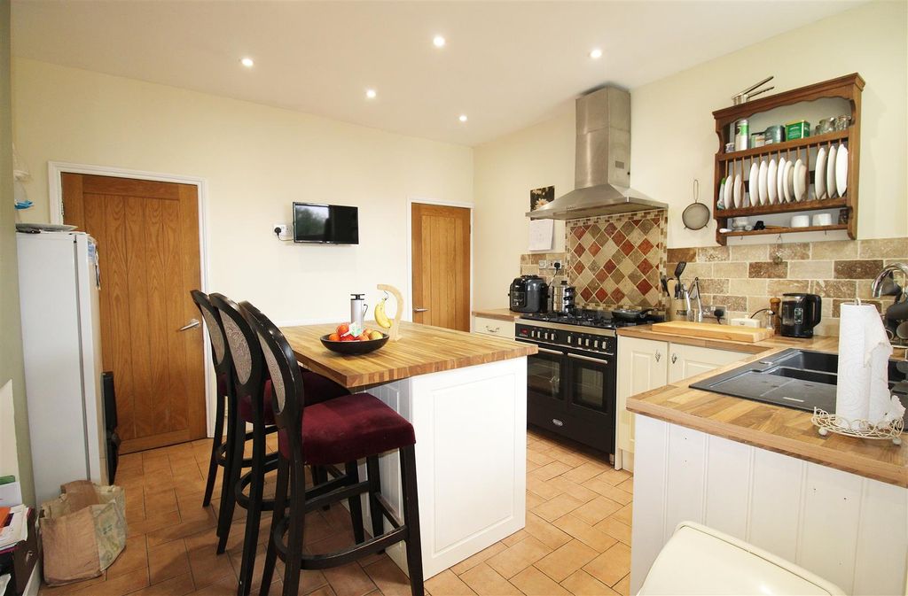 Property photo 2 of 19 Kitchen