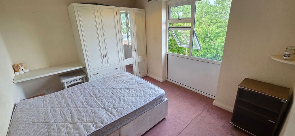 Property photo 2 of 11 Bright Bedroom With Ample Storage And Leafy View...