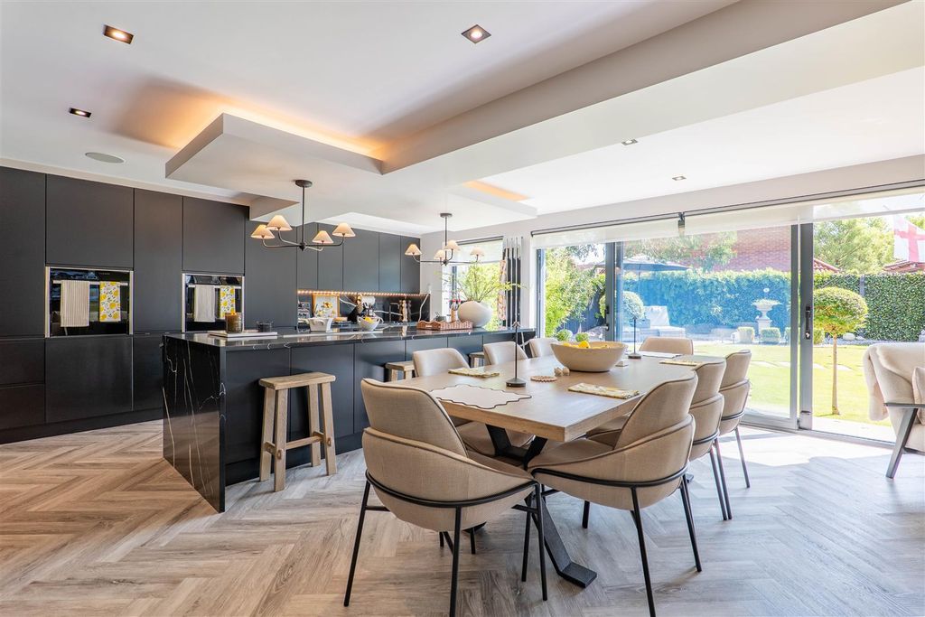 Property photo 3 of 40 Kitchen/Dining Room/Snug