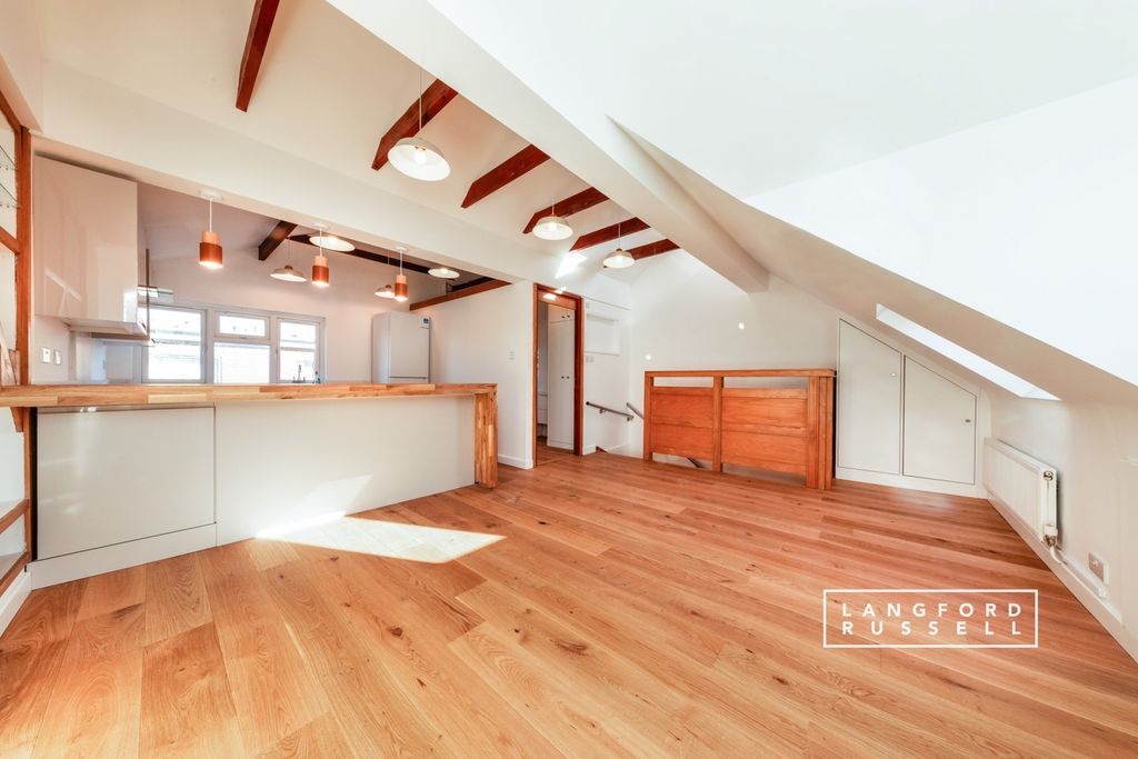 Property photo 1 of 10 Reception/Kitchen
