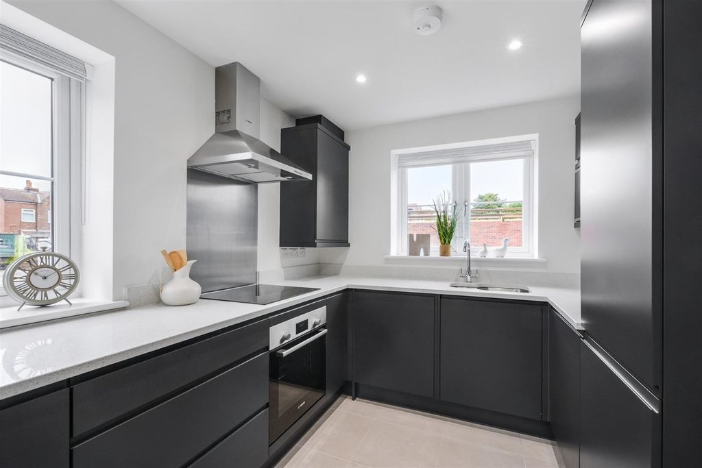 Property photo 3 of 18 Kitchen