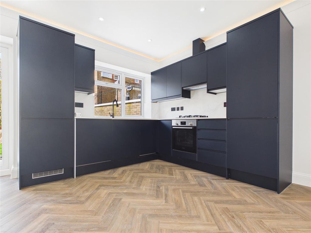 Property photo 3 of 8 Cam04419G0-Pr0077-Still007.Jpg