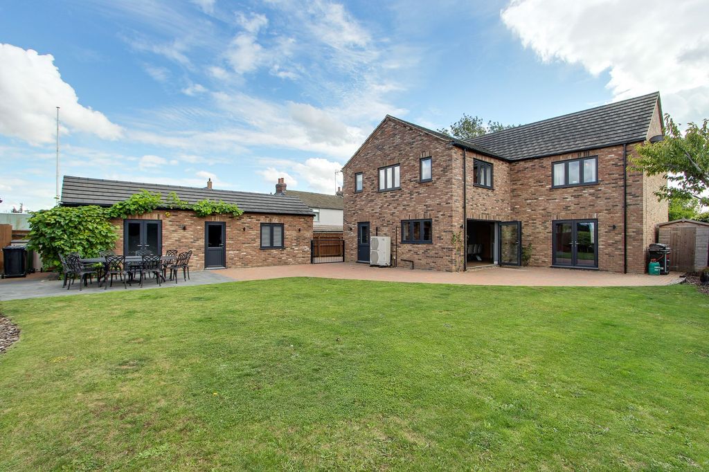 Property photo 2 of 46