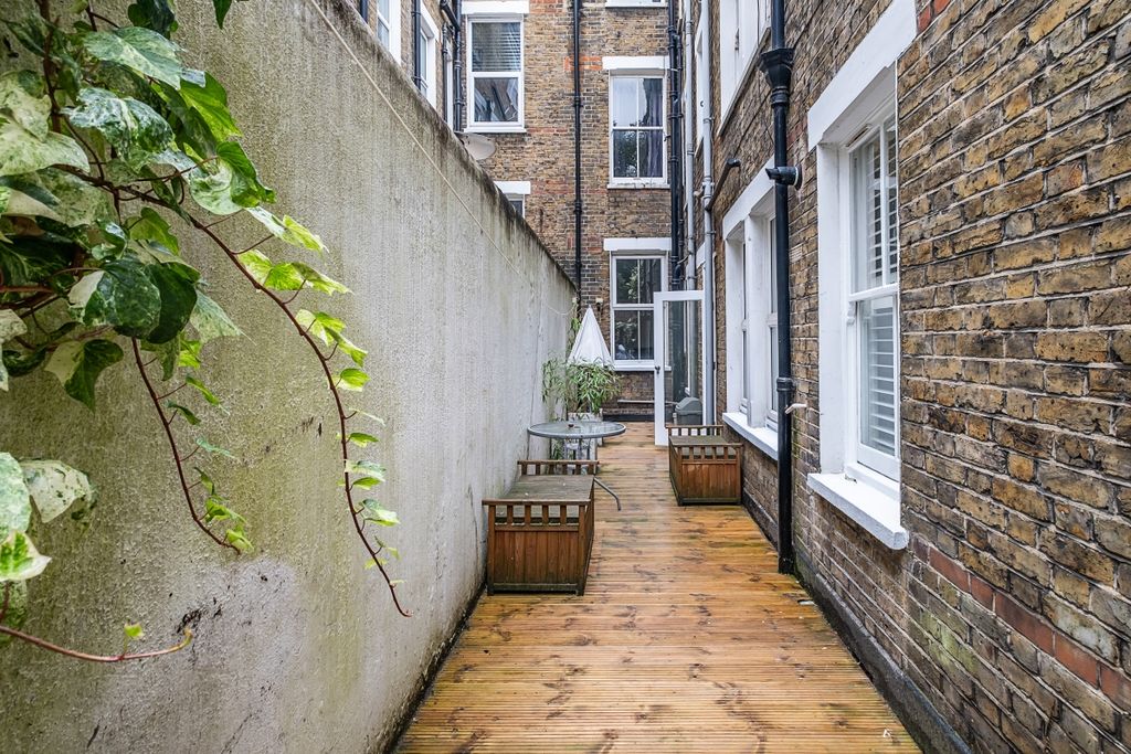 Property photo 3 of 14 165-Latchmere-Roa...