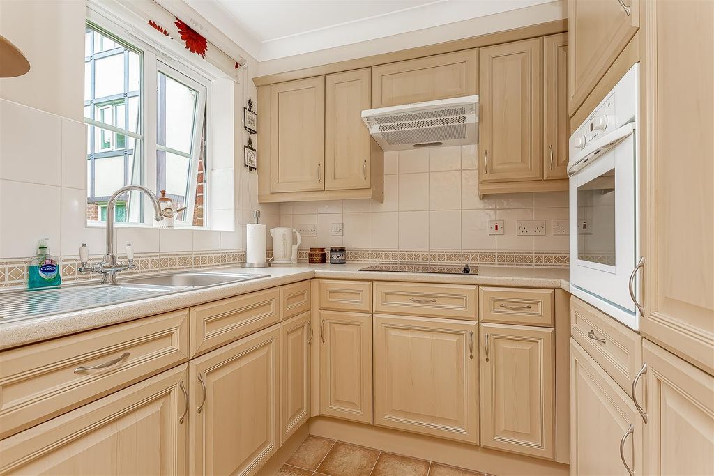 Property photo 3 of 18 Flat-Pegasus-Court-Banstead-107.Jpg