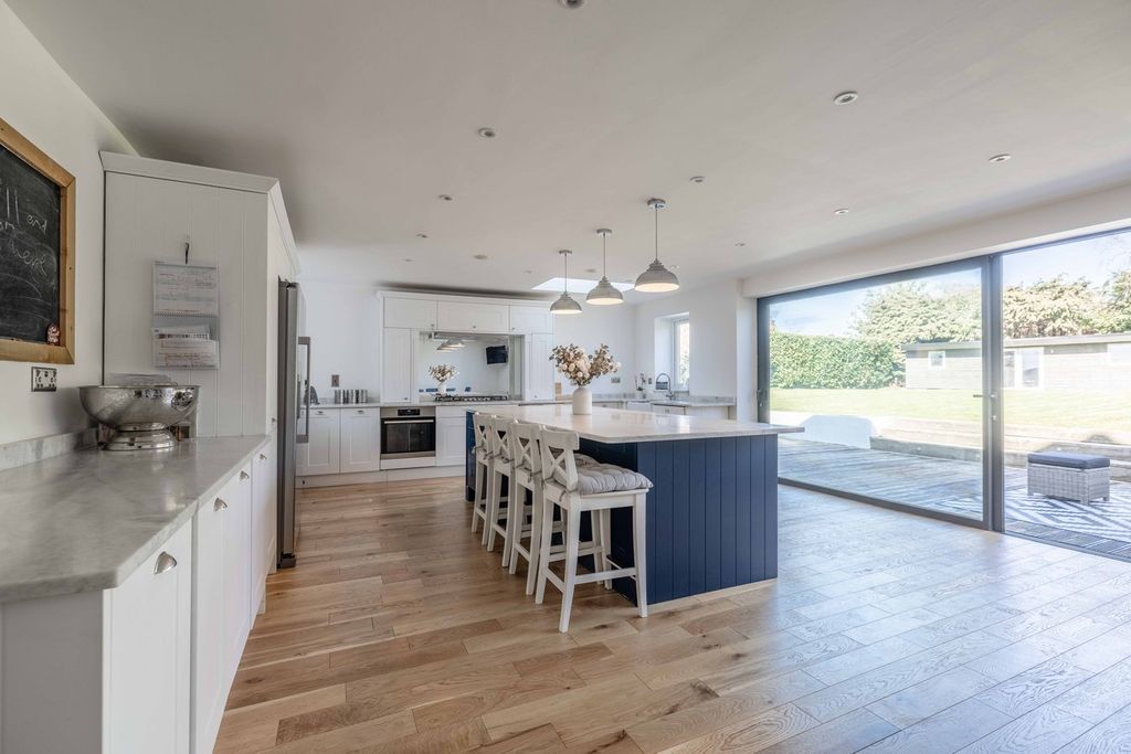 Property photo 2 of 31