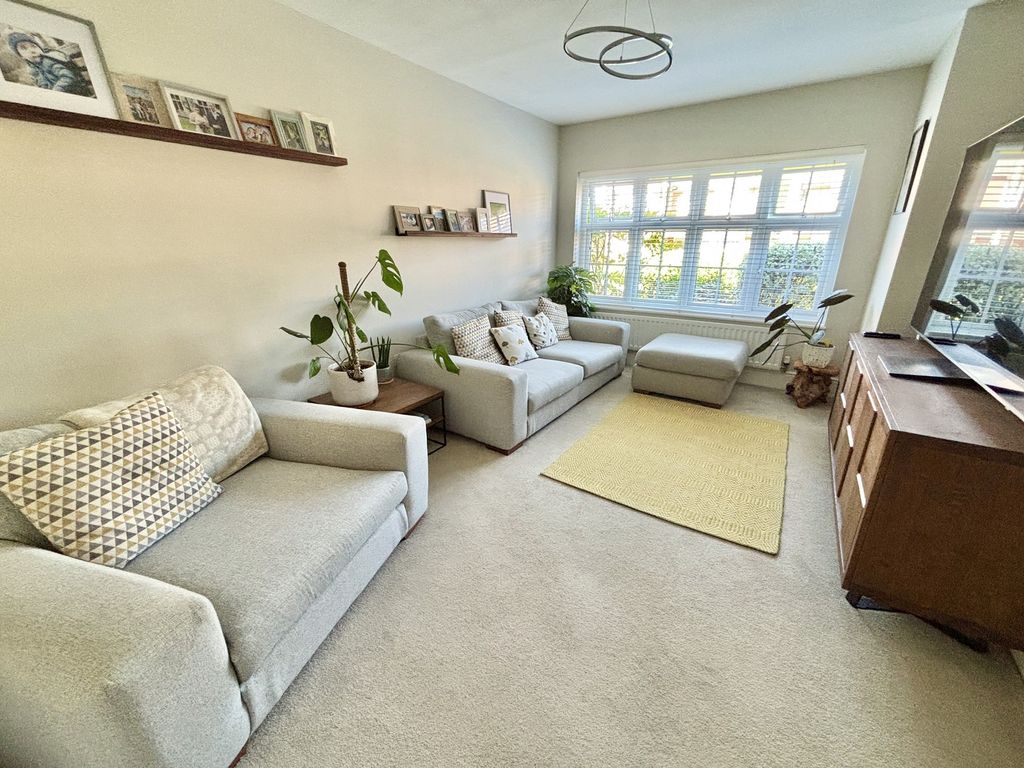 Property photo 2 of 32 Lounge