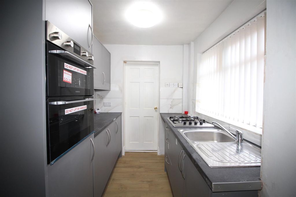 Property photo 3 of 11 Kitchen.Jpg