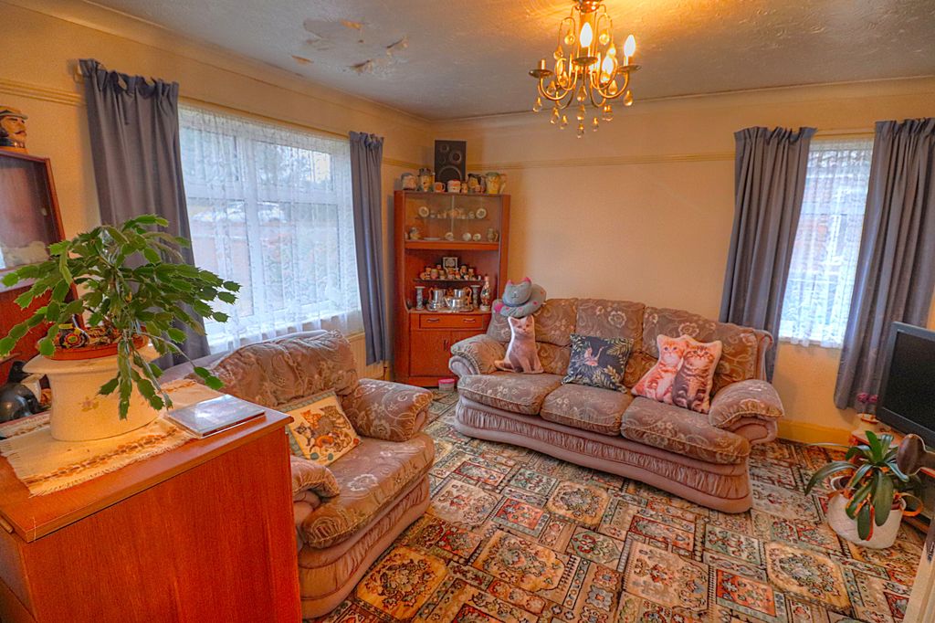 Property photo 3 of 16 Lounge