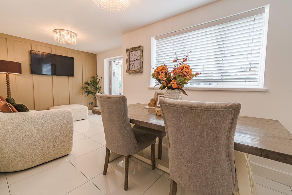Property photo 3 of 26 Dining / Sitting Room