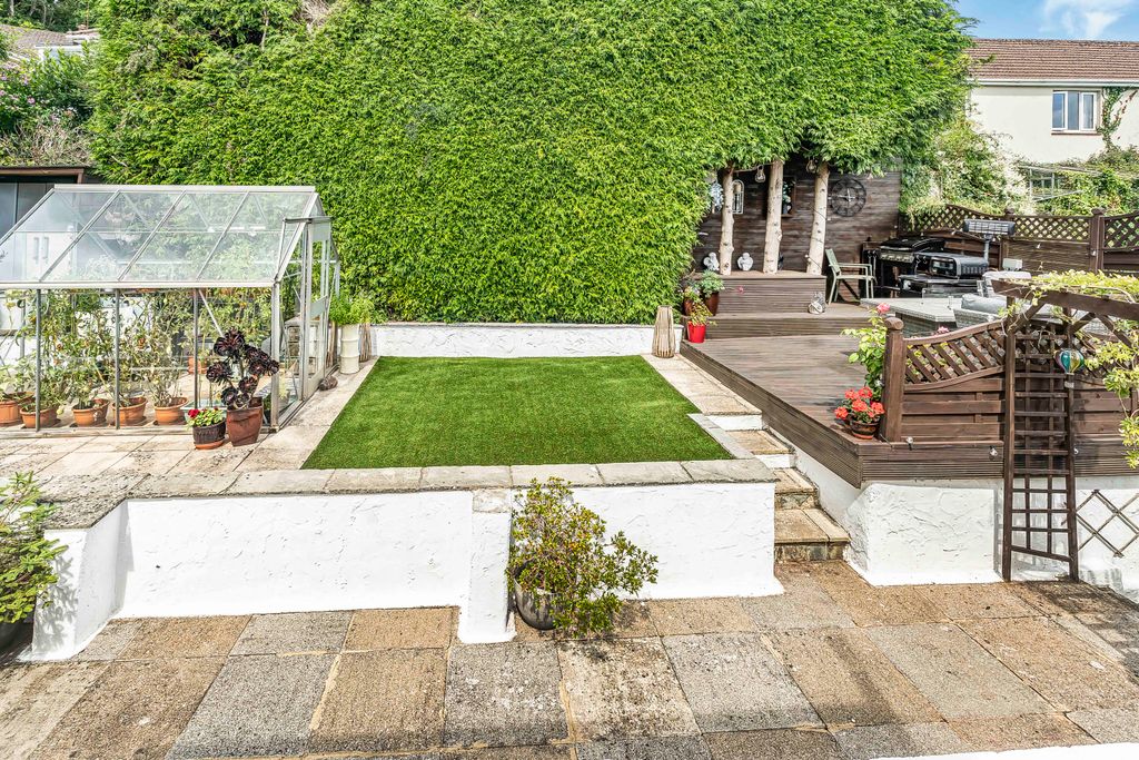 Property photo 2 of 28